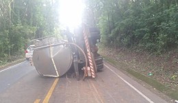 Caminhão sai da pista e tomba na SC-305