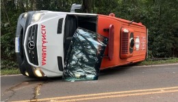 Ambulância tomba após colisão com automóvel na PR-493
