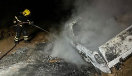 Veículo pega fogo após motorista sair da pista e bater contra poste de energia