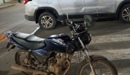Motociclista fica ferido após colisão com Fiat Toro