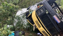 Caminhão tomba na PR-182 e motorista fica ferido