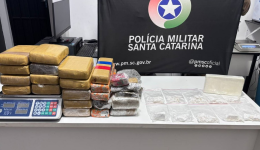 Mais de 20 quilos de drogas são apreendidos em casa desabitada no Oeste