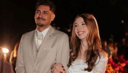 Noivo sofre acidente a caminho do casamento, mas cerimônia acontece à noite iluminada por faróis de carros