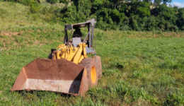 Trabalhador morre em capotamento de trator