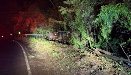 Caminhão sai da pista e tomba na SC-160, no Extremo-Oeste de SC
