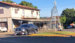 Jovem é encaminhada ao hospital após colisão entre moto e camionete