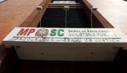 Dentista é denunciada por realizar cirurgias estéticas proibidas e deixar paciente com lesões graves em Chapecó