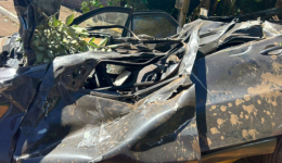 Colheitadeira perde o controle e destrói carro na SC-283