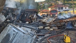 Caminhoneiro é encontrado morto dentro de cabine de veículo após acidente causar incêndio em Capinzal