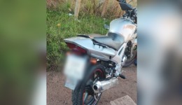 Jovem motociclista fica ferido após colisão com caminhonete