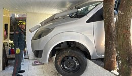 Carro invade residência e fica "entalado" em estrutura