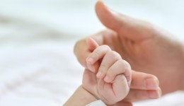 Pai faz parto da própria filha dentro do carro