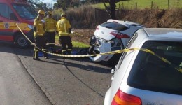 Duas pessoas morrem em acidente entre carros e caminhão na BR-470