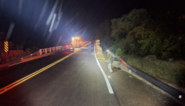 Motorista abandona carro após saída de pista e choque em ponte na SC-283, em São Carlos