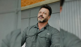 Cantor morre após ser atingido por disparos de arma de fogo após briga de trânsito