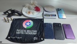 Homem é preso por tráfico de drogas e polícia apreende arma, cocaína e crack