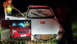 Colisão entre Land Rover e Corsa termina com veículos fora da pista