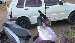Colisão entre Uno e moto deixa mulher ferida