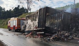 Caminhão baú carregado de alimentos fica completamente destruído após incêndio na SC-283