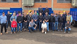 Administração entrega novos implementos agrícolas