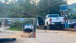 Hilux com placas argentinas atinge poste e motorista abandona o local após acidente