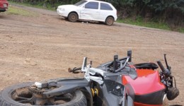 Jovem fica ferido em colisão entre carro e moto na SC-163