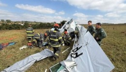 Avião de pequeno porte cai e deixa mortos no interior de SP