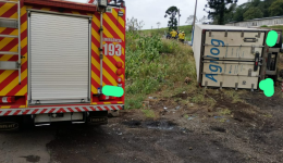 Motorista fica gravemente ferido após saída de pista com carreta na BR-282