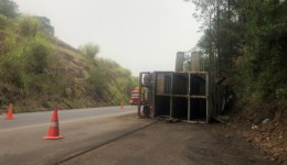 Caminhão envolvido em acidente com vítima fatal segue no local na BR-282