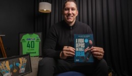 Ex-goleiro da Chapecoense lança livro sobre superação 10 anos após acidente aéreo