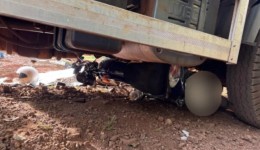 Motociclista morre em acidente envolvendo dois caminhões