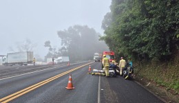 Colisão entre motocicleta e caminhão deixa dois feridos na PR-483