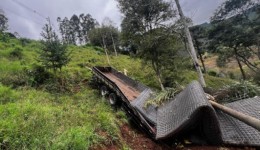 Motorista morre preso nas ferragens após caminhão cair em ribanceira no Oeste de SC