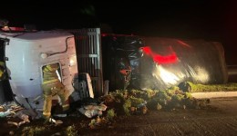 Tombamento de caminhão deixa vítima presa nas ferragens