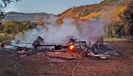 Incêndio destrói residência de madeira no interior de Riqueza