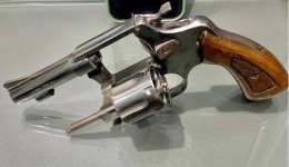 Jovem é preso com revólver ao entrar em bar