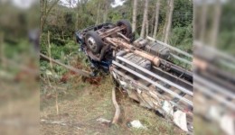Caminhão que levava doações de Chapecó às vítimas do RS tomba em SC