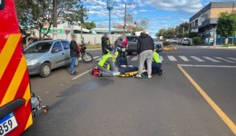Pedestre é atropelado por motocicleta enquanto atravessava faixa no centro