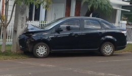 Motorista colide veículo em poste