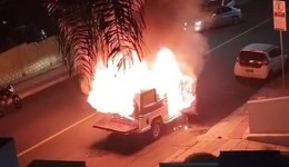 Veículo é destruído por incêndio no Centro de Concórdia