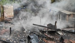Casa é destruída por incêndio e família perde tudo no Oeste Catarinense