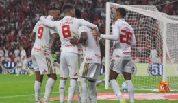 Inter goleia o Vasco no Beira-Rio e sobe na tabela do Brasileirão