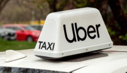 Uber é multada em R$ 384 mil após motorista recusar corrida a atleta cego com cão-guia