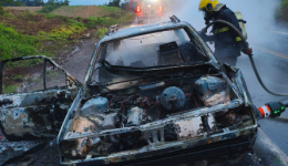 Parati é completamente destruída por incêndio às margens da BR-282