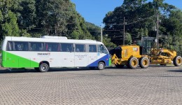 Município recebe motoniveladora de R$ 1,093 milhão e micro-ônibus de 37 lugares para reforçar serviços públicos