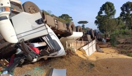 Motorista morre após caminhão capotar na PRC-280