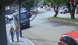 Carro sobe em rótula em construção na Avenida Paraná