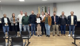 Câmara presta homenagem a Sadi Fischer; familiares receberam moção de pesar
