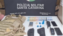 Jovem é preso e adolescente apreendido por tráfico de drogas