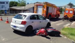 Mulher é conduzida ao hospital após acidente entre carro e moto